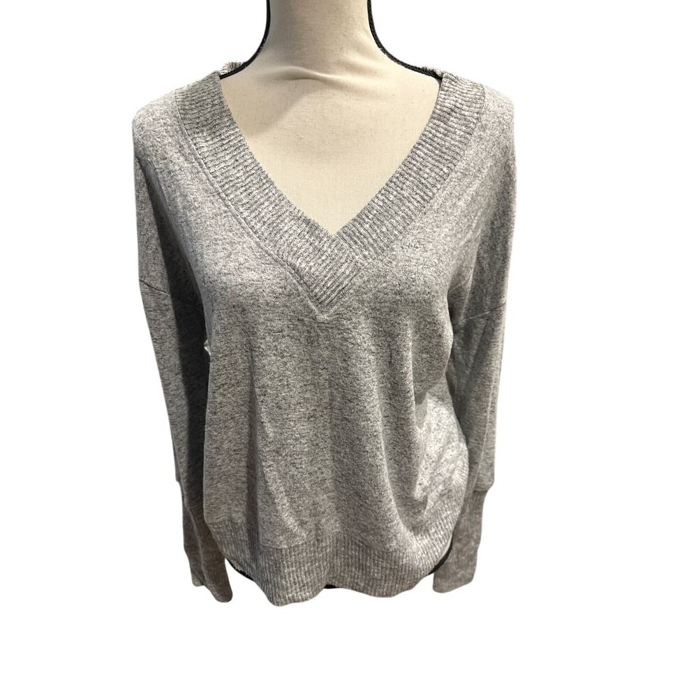 ⭐️ Women’s Evereve Gray V-Neck Sweater. Size Small Classic Capsule Wardrobe